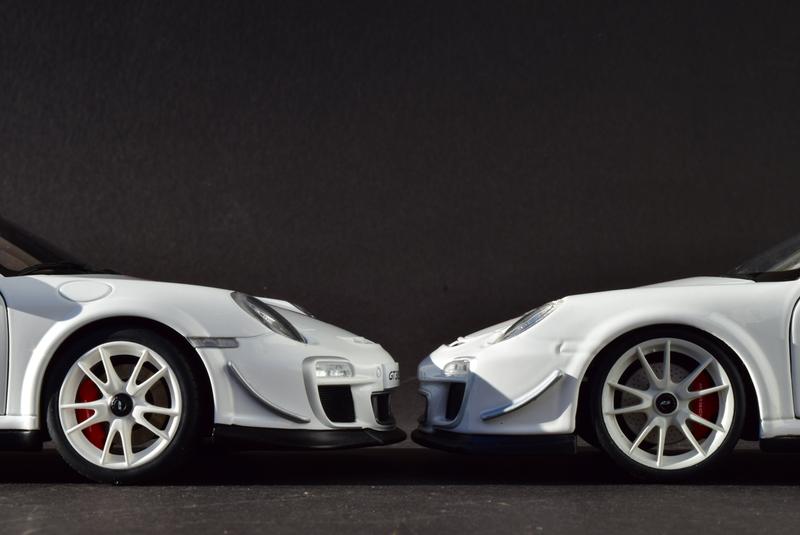 Illustration for article titled RennSport Battle: 997 911 GT3 RS 4.0, AUTOart v. Bburago